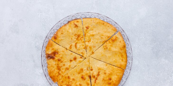 Gruzínská placka chačapuri se sýrem, mletým hovězím či bramborami