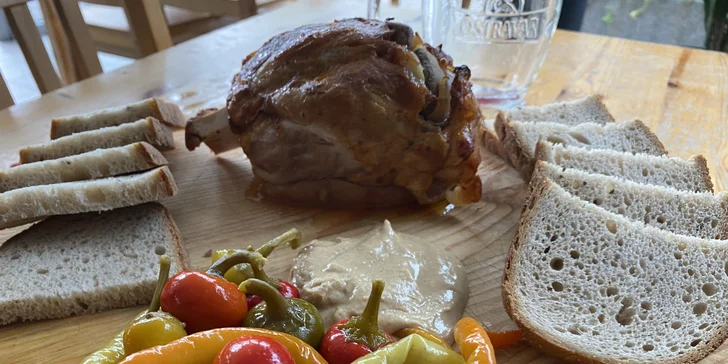 750 g pečeného vepřového kolene s chlebem