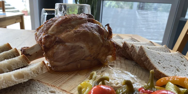 750 g pečeného vepřového kolene s chlebem