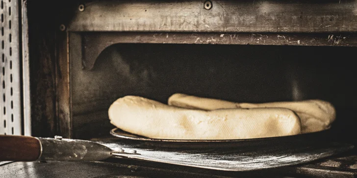 Hot dog s domácí šunkovou klobásou či trhaným vepřovým pro jednoho či dva