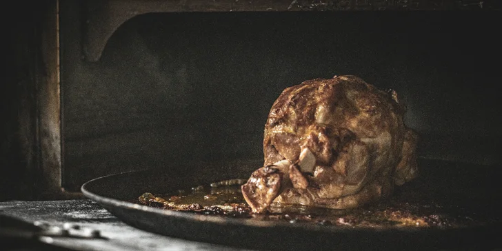 750 g pečeného vepřového kolene s chlebem