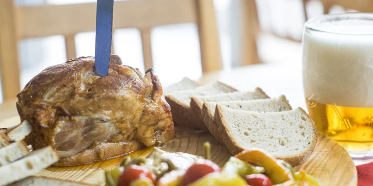 750 g pečeného vepřového kolene s chlebem