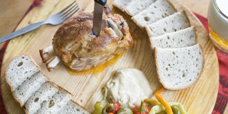 750 g pečeného vepřového kolene s chlebem