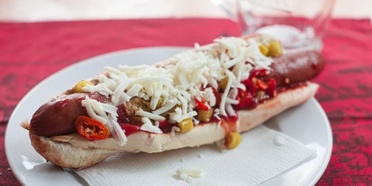 Hot dog s domácí šunkovou klobásou či trhaným vepřovým pro jednoho či dva