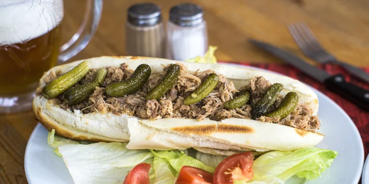 Hot dog s domácí šunkovou klobásou či trhaným vepřovým pro jednoho či dva