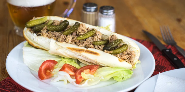 Hot dog s domácí šunkovou klobásou či trhaným vepřovým pro jednoho či dva