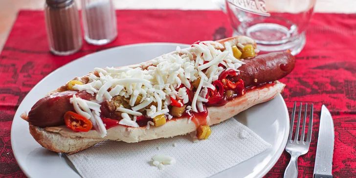 Hot dog s domácí šunkovou klobásou či trhaným vepřovým pro jednoho či dva