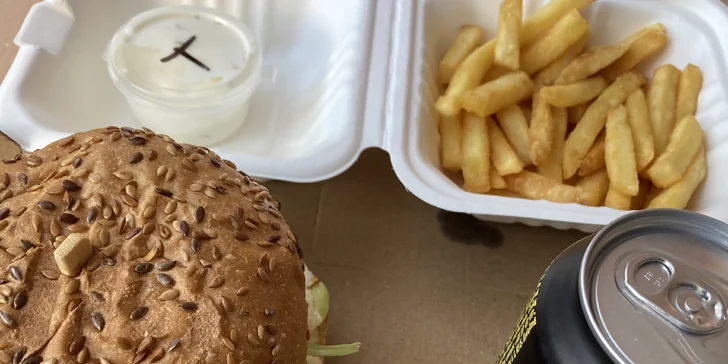 Burger menu: 100% hovězí z českého chovu, americká BBQ omáčka, hranolky i nápoj, 2 pobočky