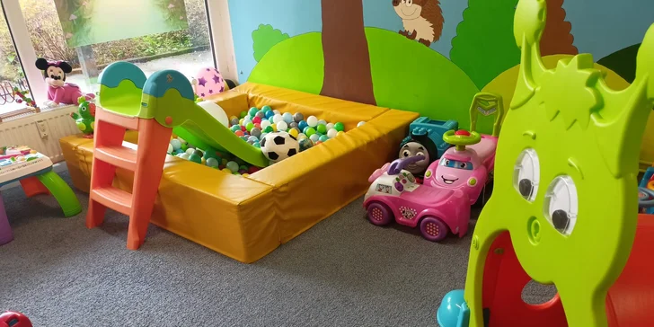 Dětská hernička Karkulka pro děti do 7 let: hry a hračky, skluzavka, odrážedla, kuchyňka i trampolína