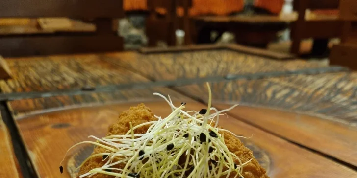 Pečené vepřové koleno o váze 1,7 kg a smažené jalapeño plněné sýrem