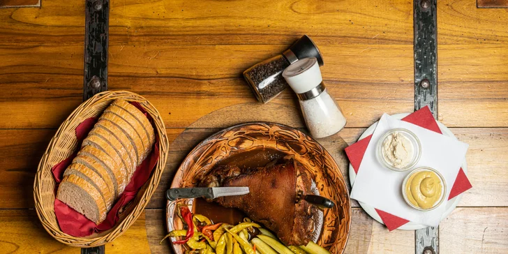 Pečené vepřové koleno o váze 1,7 kg a smažené jalapeño plněné sýrem