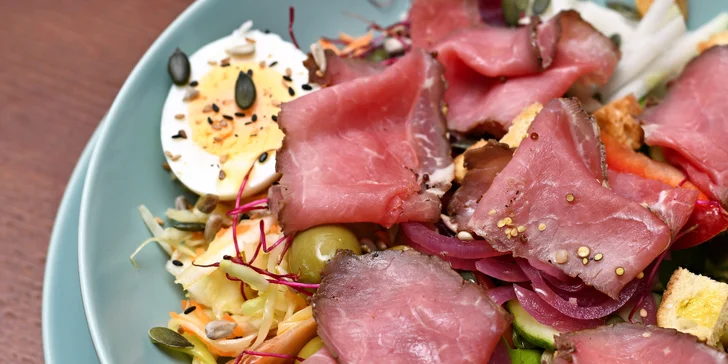 Buddha Bowl plný zeleniny, luštěnin a masa dle výběru pro 1 nebo 2 osoby