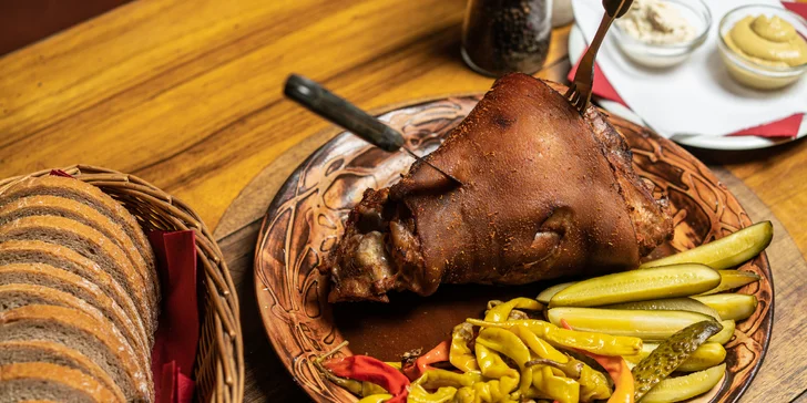 Pečené vepřové koleno o váze 1,7 kg a smažené jalapeño plněné sýrem