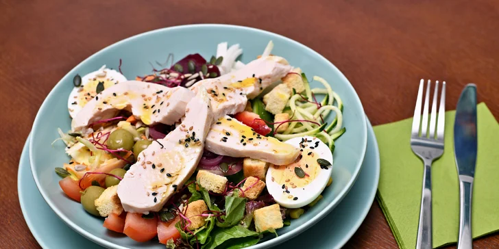 Buddha Bowl plný zeleniny, luštěnin a masa dle výběru pro 1 nebo 2 osoby