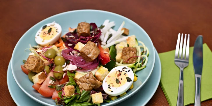 Buddha Bowl plný zeleniny, luštěnin a masa dle výběru pro 1 nebo 2 osoby