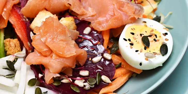 Buddha Bowl plný zeleniny, luštěnin a masa dle výběru pro 1 nebo 2 osoby