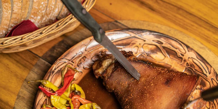 Pečené vepřové koleno o váze 1,7 kg a smažené jalapeño plněné sýrem