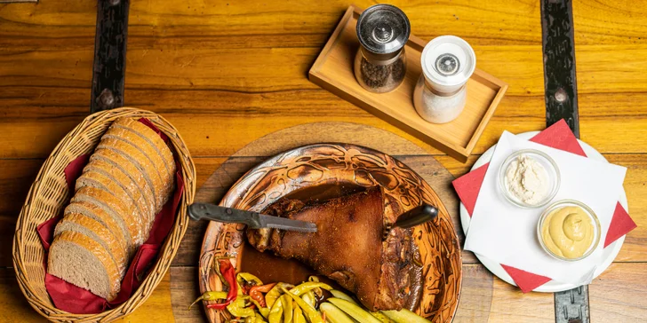 Pečené vepřové koleno o váze 1,7 kg a smažené jalapeño plněné sýrem
