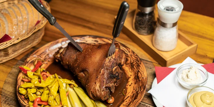 Pečené vepřové koleno o váze 1,7 kg a smažené jalapeño plněné sýrem
