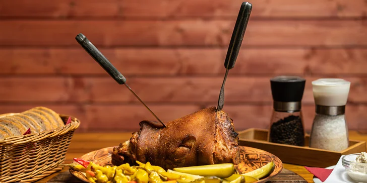 Pečené vepřové koleno o váze 1,7 kg a smažené jalapeño plněné sýrem