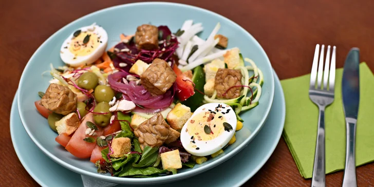 Buddha Bowl plný zeleniny, luštěnin a masa dle výběru pro 1 nebo 2 osoby