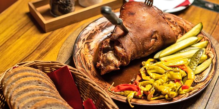 Pečené vepřové koleno o váze 1,7 kg a smažené jalapeño plněné sýrem