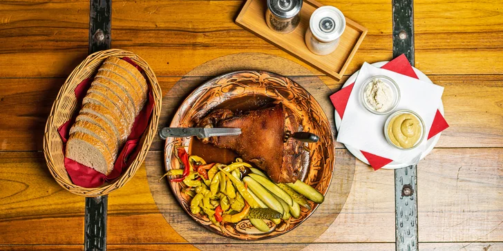 Pečené vepřové koleno o váze 1,7 kg a smažené jalapeño plněné sýrem