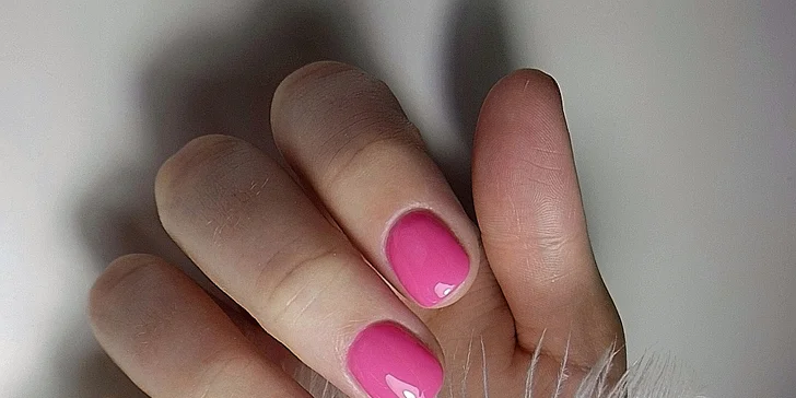 Manikúra a pedikúra v Krči: tvarování nehtů, japonská mani P-Shine i péče o kůžičku