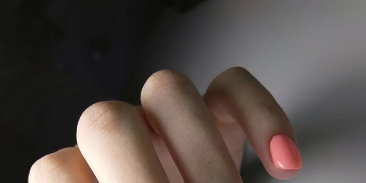 Manikúra a pedikúra v Krči: tvarování nehtů, japonská mani P-Shine i péče o kůžičku