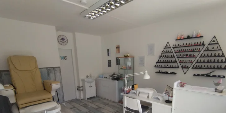 Manikúra a pedikúra v Krči: tvarování nehtů, japonská mani P-Shine i péče o kůžičku