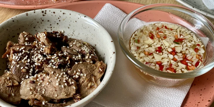 Bambusová polévka, kachní prsa či udon nudle a zelená indonéská palačinka