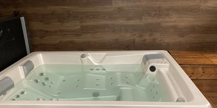 120 minut v privátním wellness pro dva: infrasauna, vířivka i lahev sektu