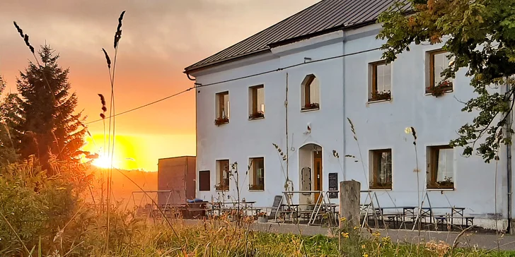 Trhané vepřové s farmářskými hranolky, coleslawem a tatarkou u Božího Daru