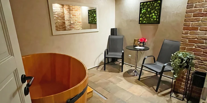 Pivní nebo bublinková vonná koupel, infrasauna, zábal a pivo či sekt pro 2 osoby