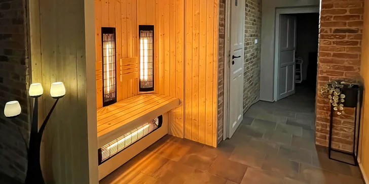 Pivní nebo bublinková vonná koupel, infrasauna, zábal a pivo či sekt pro 2 osoby