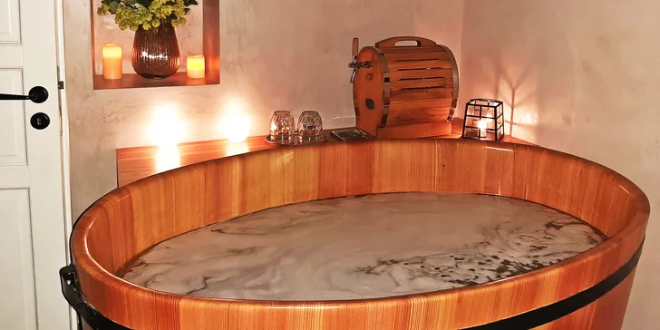 Pivní nebo bublinková vonná koupel, infrasauna, zábal a pivo či sekt pro 2 osoby