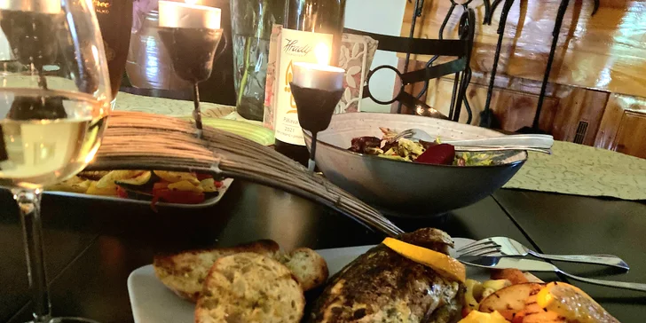 Pražma královská nebo mořský vlk na grilu s opečenou bagetkou a salátem
