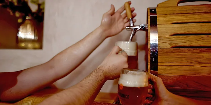 Pivní nebo bublinková vonná koupel, infrasauna, zábal a pivo či sekt pro 2 osoby