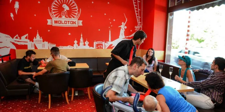 3x vodka Stolichnaya v novém baru Molotok