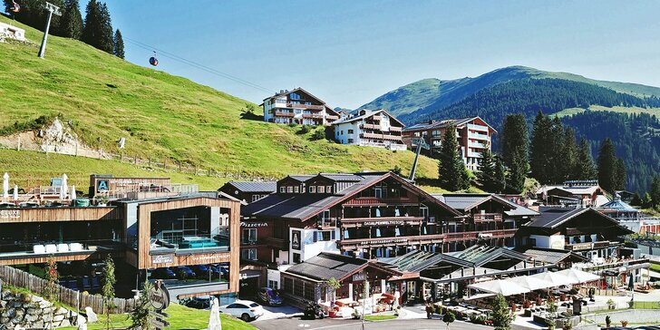 Alpský resort u Zillertal areny: polopenze, neomezený wellness, vybavení pro rodiny, v létě Mountain card a animační program
