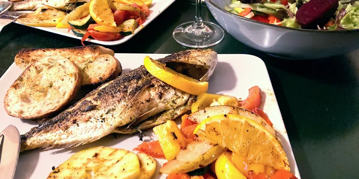 Pražma královská nebo mořský vlk na grilu s opečenou bagetkou a salátem