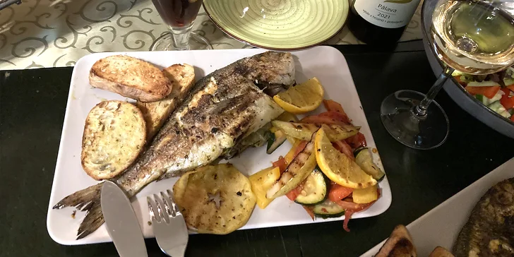 Pražma královská nebo mořský vlk na grilu s opečenou bagetkou a salátem