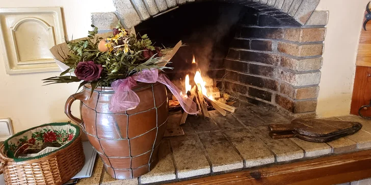 Pražma královská nebo mořský vlk na grilu s opečenou bagetkou a salátem