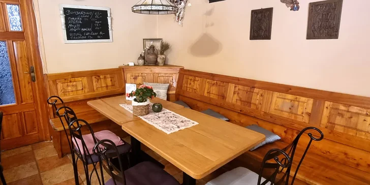 Pražma královská nebo mořský vlk na grilu s opečenou bagetkou a salátem