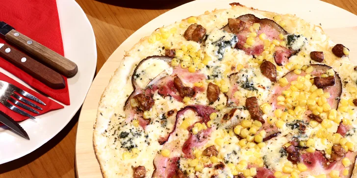 Pochutnejte si na kulatém štěstí: pizza různých druhů v restauraci U Hrocha, 2 nebo 4 pizzy