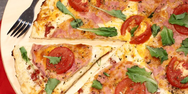Pochutnejte si na kulatém štěstí: pizza různých druhů v restauraci U Hrocha, 2 nebo 4 pizzy