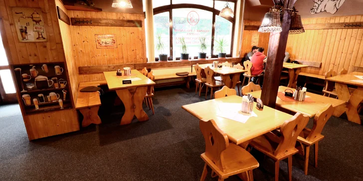 Pochutnejte si na kulatém štěstí: pizza různých druhů v restauraci U Hrocha, 2 nebo 4 pizzy