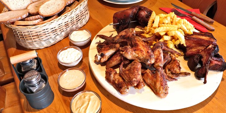 Prkno pro milovníky masa: křídla, žebra, kolena i hranolky a dipy v restauraci U Hrocha