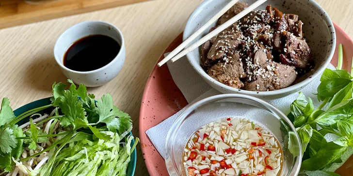 Bambusová polévka, kachní prsa či udon nudle a zelená indonéská palačinka