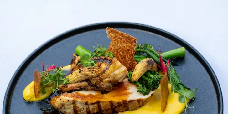 5chodové menu z á la carte s lahví vína pro 2 osoby v oceňované restauraci Le Grill